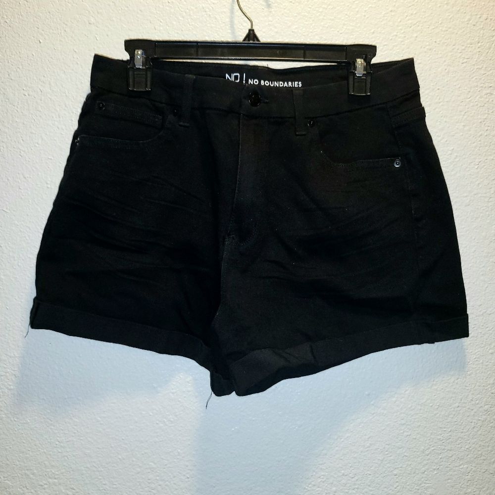 No boundaries Women's black short hot summer wear size 15